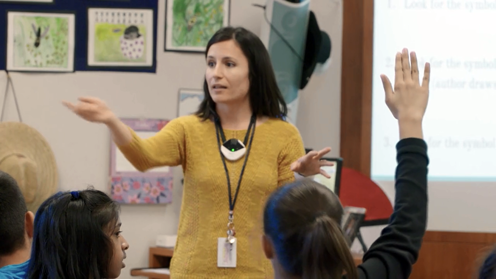 Une enseignante devant sa classe équipée du système sonore Juno