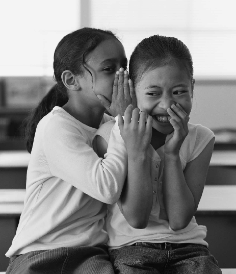 Des élèves en classe, deux filles bien concentrées ;)